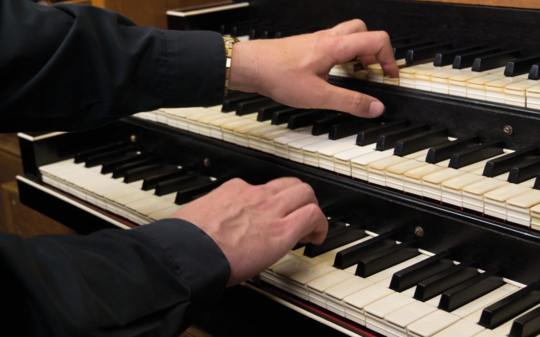 The volunteer organist: a gift of God, or an employee with a contract? And does the organist have a right to a vacation?