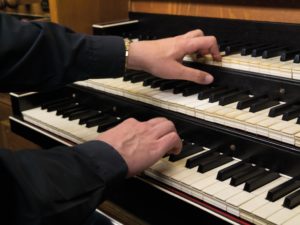 De vrijwillige organist: een gave Gods of iemand met een arbeidsovereenkomst? En heeft de organist recht op vakantiedagen?
