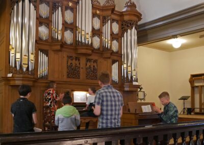 Playing teenagers in Groningen’s organ garden.  The 5-day organ week of “StayTuned.nu”